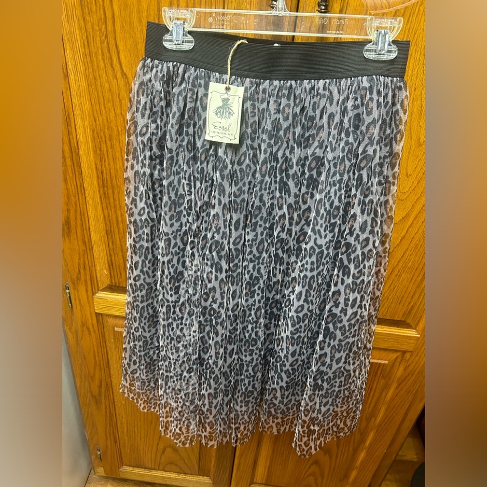 Easel skirt nwt